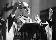 Erzbischof Oscar Arnulfo Romero (1917-1980) während einer Predigt in San Salvador, El Salvador, am 17. Oktober 1979. Romero wurde am 24. März 1980 während einer Predigt vor dem Altar erschossen. (Bild: KEYSTONE/Str)