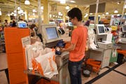 Insgesamt sind bei Migros und Coop 4000 Self-Scanning-Kassen im Einsatz. (Bild: pd)