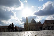 Über dem Vatikan ziehen Wolken auf. Der Autor Gianluigi Nuzzi beschreibt die erschreckenden Zustände, die hinter Berninis Kolonnaden herrschen.(Bild: Andreas Faessler)