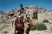 Helen Keiser unterwegs auf einem Kamel in Jordanien, 1961.