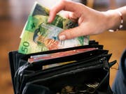 Für internationale Fachkräfte macht sich der Zuzug in die Schweiz im Portemonnaie bemerkbar. Sie können ihr Einkommen im Schnitt um 61'000 Dollar verbessern. (Bild: KEYSTONE/CHRISTIAN BEUTLER)