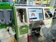 Erfasst er wirklich alle Artikel? Das Verkaufspersonal muss mit den Selbstbedienungskassen viel mehr kontrollieren und überwachen als früher. (Bild: KEYSTONE/CHRISTIAN BEUTLER)
