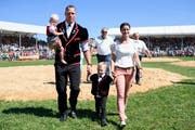 Ende Dezember zieht der Berner Schwingerkönig Matthias Sempach ins Entlebuch. Mit dabei: Seine Tochter Paula, sein Sohn Henry und seine Partnerin Heidi Jenni. (Bild: Anthony Anex/Keystone (Utzenstorf, 12. August 2018))