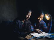 Die von Olafur Eliasson und Frederik Ottesen entworfene Solarlampe «Little Sun» ist Teil der Ausstellung «Social Design» im Museum für Gestaltung in Zürich. Die Ausstellung dauert vom 5. Oktober 2018 bis 3. Februar 2019. (Bild: Micheal Tsegaye)
