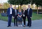 Nach Urs Raschle von der CVP nahm sich auch SVP-Stadtrat André Wicki aus dem Rennen ums Stadtpräsidium. Der neue Stadtrat, von links: André Wicki, Karl Kobelt, Vroni Straub, Eliane Birchmeier und Urs Raschle. (Bild: Stefan Kaiser (Zug, 7.Oktober 2018))