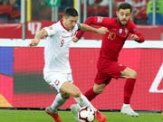 Polens Robert Lewandowski im Duell mit Portugals Bernardo Silva (Bild: KEYSTONE/EPA PAP/ANDRZEJ GRYGIEL)