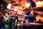 Ein Schlagzeuger spielt Trommeln auf der Bühne. (Bild: Getty)