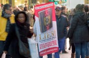 Die 2011 unter dem Namen «Lies!» in Deutschland gestartete Koranverteilungskampagne hat eine möglichst grosse Verbreitung des Islam zum Ziel. (Symbolbild: Keystone)