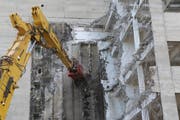 Mit gigantischer Kraft bricht der sogenannte Crasher die Eisenbetonmauern auf. Sowohl der Beton als auch das Armierungseisen werden wieder verwertet. (Bilder: Hans Suter)