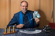Kurt Lichtensteiger mimt auf der Bühne den Magier. Er kann aber nicht nur mit Karten: Auch mit mentalen Kunststücken versetzt er das Publikum regelmässig in Staunen. (Bild: Urs Bucher)