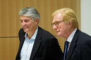 Ex-UBS-Vermögensverwaltungschef Raoul Weil (links) und Ex-Generaldirektor der UBS Frankreich, Patrick de Fayet, während einer Verhandlungspause. (Bild: Michel Euler/AP (Paris, 11. Oktober 2018))