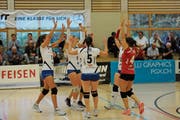 Am Sonntag bestreiten die Frauen von Volley Toggenburg ihr erstes Meisterschaftsspiel der Saison 2018/19. Wenn es möglichst viel zu jubeln gibt, sollte das Zwischenziel Finalrunde machbar sein. Fernziel bleibt die Rückkehr in die Nationalliga A. (Bild: Reinhard Kolb)