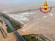 Das Hochwasser auf Sardinien brachte unter anderem eine Brücke der Verbindungsstrasse zwischen Cagliari und der Gemeinde Capoterra zum Einsturz. (Bild: KEYSTONE/AP Vigili Del Fuoco/Italian Firefighters)