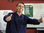 Zweieinhalb Wochen vor der Stichwahl in Brasilien sehen Meinungsforscher den rechtspopulistischen Präsidentschaftskandidaten Jair Bolsonaro deutlich im Vorteil. (Bild: KEYSTONE/EPA EFE/ANTONIO LACERDA)