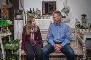 Daniela Bühler in ihrem Geschäft «Die Idee Blumen & Geschenke» und Beat Stirnimann, der an der Gewerbeausstellung Wolhusen ebenfalls einen Stand hat. (Bild: Pius Amrein (Wolhusen, 10. Oktober 2018))