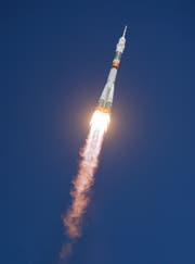 Die Rakete in der Luft. (Bild: AP Photo/Dmitri Lovetsky)