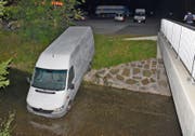 Der Lieferwagen rollt vom Parkplatz in den Kanal. (Bild: Landespolizei)