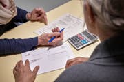 Eine Seniorin bei einem Beratungsgespräch. (Bild: Christof Schuerpf/Keystone)