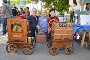 Das Drehorgelpaar Barbara und Markus Bürgler mit Michael Oklé (Mitte) am Zuckenrieter Herbstmarkt. (Bild: Zita Meienhofer)