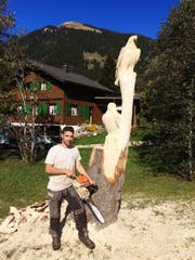 Künstler Felix Kündig vor seinem neusten Werk in Sörenberg. (Bild: PD)