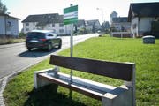 Das Mitfahrbänkli am nördlichen Rand der Gemeinde Berg. Ein zweites Bänkli befindet sich weiter oben bei der Kirche. Bild: Ralph Ribi