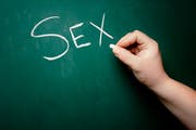 Das Thema Sex auf der Wandtafel in einem Klassenzimmer. (Bild: Getty Images)