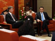 Die Konzernführung des deutschen Autobauers BMW hat sich am Donnerstag mit dem chinesischen Premier Li Keqiang (rechts) in Peking getroffen. (Bild: KEYSTONE/EPA KYODO NEWS POOL/DAISUKE SUZUKI / POOL)