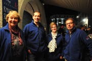 Sie bewirten die Gäste: Heidi Bissig, Urs Baumann, Jasmin Frauenknecht und Jean-Claude Bissig. (Bild: Charlotte Kehl)