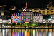 Macht nicht nur wegen den farbigen Fenstern von sich reden: Das Hotel Schweizerhof in Luzern. (Bild: PD)