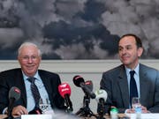 Grünes Licht von der Wettbewerbskommission: Christoph Blocher (links) und Pietro Supino, Verwaltungsratspräsident der Tamedia AG geben die geplante Übernahme der «Basler Zeitung» durch Tamedia bekannt. (Bild: KEYSTONE/GEORGIOS KEFALAS)