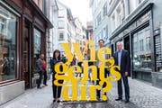 Heidi Hanselmann (Regierungsrätin Kanton St. Gallen und Präsidentin Stiftungsrat Gesundheitsförderung Schweiz), Michael Hermann (Leiter Forschungsstelle Sotomo) und Roger Staub (rechts, Pro Mente Sana), präsentieren die nationale Kampagne «Wie geht's dir?». (Bild: Keystone/Patrick Huerlimann, Zürich, 10. Oktober 2018)