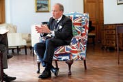 Charles Bowman bildet bewusst einen Kontrast zur aufgeregten Brexit-Debatte. (Akintunde Akinleye/Reuters, Lagos, 28. Juni 2018)
