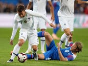 Island-Torschütze Bjarnason versucht Frankreichs Griezmann zu stoppen (Bild: KEYSTONE/AP/DAVID VINCENT)