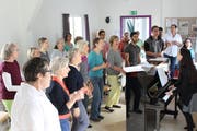 An der Chorprobe von Dirigentin Alexa Vogel machen singbegeisterte Frauen und Männer mit. (Bild: Manuela Olgiati)