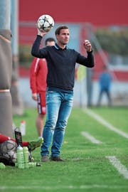 Einen stilechten Einwurf kann er immer noch ausführen: Moreno Merenda trainiert in der laufenden Saison erstmals eine Aktivmannschaft. (Bild: Roger Zbinden (Sins, 6. Oktober 2018))