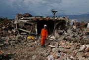 Ein Helfer sucht nach Überlebenden auf Sulawesi. (Bild: AP Photo/Dita Alangkara)