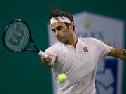 Roger Federer musste gegen den Spanier Roberto Bautista Agut fast zwei Stunden kämpfen, bis er den Viertelfinal-Einzug sicherstellen konnte (Bild: KEYSTONE/AP/ANDY WONG)
