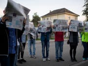 Angestellte der Firma Presto bei einer Protestaktion. Sie und andere Angestellte im Postmarkt erhalten künftig mindestens 18.27 Franken in der Stunde. Die Gewerkschaften hatten einen höheren Mindestlohn gefordert. (Bild: KEYSTONE/GIAN EHRENZELLER)