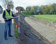 Guido Seiz, Leiter Unterhaltsdienst, zeigt, wo in den nächsten Tagen aufgeschüttet wird. Danach lässt man das Material mindestens ein Jahr liegen, damit es sich setzen kann. (Bild: Kurt Latzer)