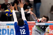 Thomas Brändli (rechts) und Volley Amriswil bekamen im Supercup die Stärke von Meister Lausanne bereits zu spüren. (Bild: Anthony Anex/KEY, Gümligen, 7. Oktober 2018)
