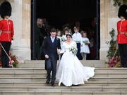Die Queen-Enkelin Eugenie trug bei ihrer Vermählung in Schloss Windsor ein schlichtes, weisses Kleid mit weitem V-förmigem Ausschnitt. (Bild: KEYSTONE/EPA/NEIL HALL)