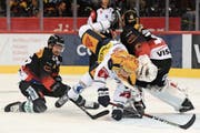 Kein Durchkommen für Reto Suri gegen die Berner Yanik Burren (links) und Goalie Leonardo Genoni. (Bild: Urs Lindt/Freshfocus (Bern, 12. Oktober 2018))