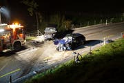 Die beiden Autos und ein Feuerwehrauto auf der Sihlbruggstrasse.