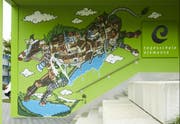 Innert weniger als zwei Tagen schuf Andy Council aus Bristol die Zuger Graffiti-Kuh beim Eingang zur Tageschulse Elementa in Neuheim. (Bild: Jakob Ineichen)