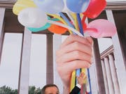 Der US-amerikanische Künstler Jeff Koons mit einer Illustration seines «Bouquet of Tulips»: Erinnerung an die Opfer der Terror-Anschläge von Paris oder Selbstdarstellung? (Bild: KEYSTONE/AP/MICHEL EULER)