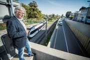 Stadtrat Ernst Zülle steht auf der Brücke beim Helvetiaplatz. Der Steg würde von hier nach Klein Venedig führen. (Bild: Reto Martin)