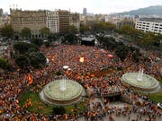 Tausende haben am Freitag am Nationalfeiertag in Spanien gegen Separatismus demonstriert. (Bild: KEYSTONE/AP/MANU FERNANDEZ)