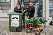 Im Januar 2015 übergab Kantonsrat Kurt Egger eine Petition der Grünen Eschlikon mit 424 Unterschriften an Gemeinderat Bernhard Braun und den damaligen Gemeindeammann Robert Meyer. Ziel des Begehrens war eine Grünabfuhr, welche bereits 2016 in der Gemeinde eingeführt wurde. (Archivbild: Olaf Kühne)