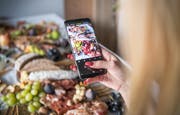 Sarah Walter fotografiert ihren Herbst-Apéro für einen Instagram-Post. (Bild: Andrea Stalder)