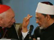 Der Delegationsleiter des Vatikans, Francesco Coccopalmerio (links), im Gespräch mit dem Grossimam von Al-Azhar, Ahmed Mohammed al-Tayyeb, in Astana. (Bild: Peter Kenny)